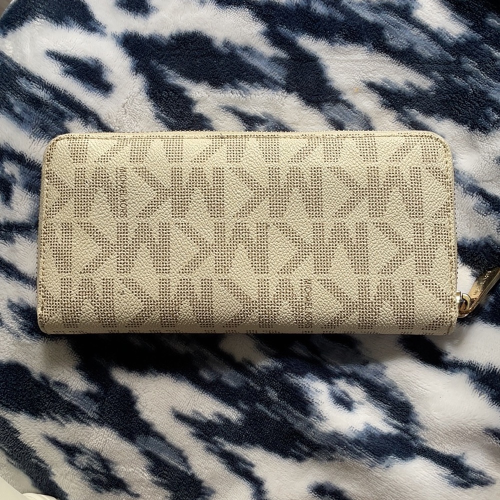 Authentic MK Wallet - Picture 3 of 4